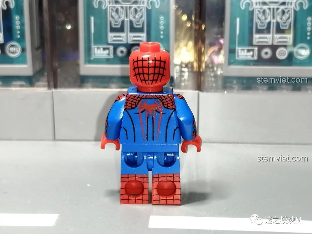 Góc nghiêng của minifigure Người Nhện SY1461 British Spider-Man, thể hiện rõ các chi tiết in ấn trên cánh tay và thân.
