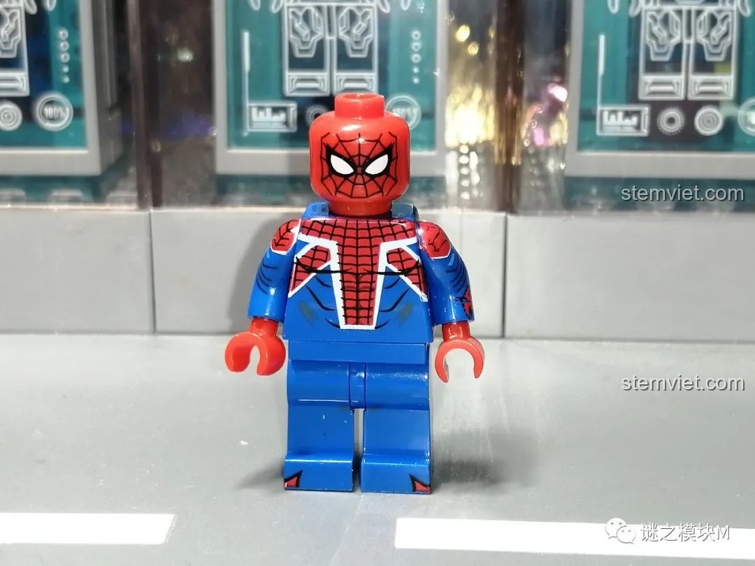 Mặt sau của minifigure Người Nhện SY1461 British Spider-Man, nổi bật với biểu tượng nhện và màu sắc tươi sáng.