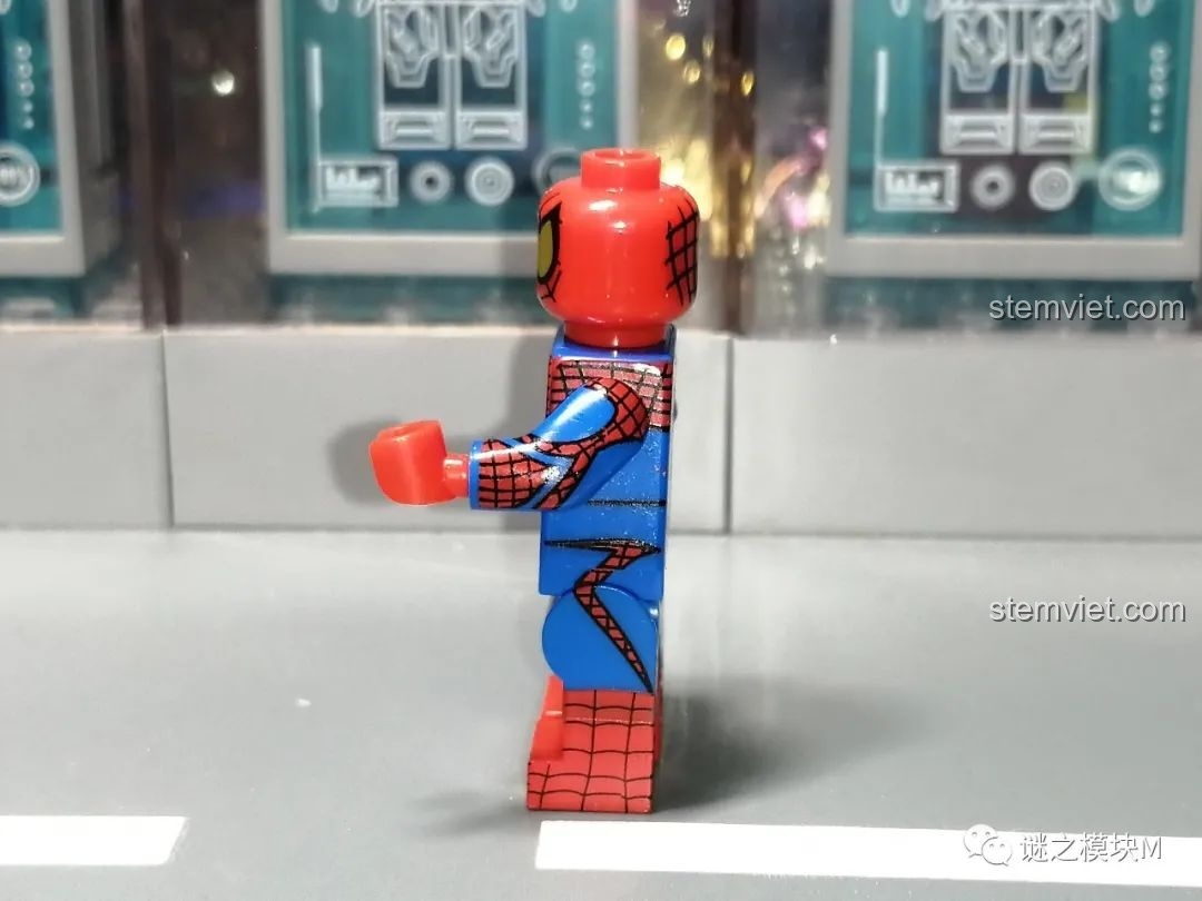 Minifigure Người Nhện SY1461 British Spider-Man, nổi bật với lá cờ Anh trên ngực, thiết kế độc đáo và dễ nhận diện.