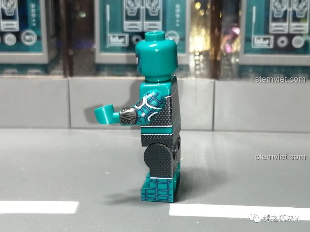 Góc nghiêng của minifigure Người Nhện SY1461 cánh tay máy, thể hiện rõ các chi tiết in ấn trên trang phục và độ khít của mảnh ghép.