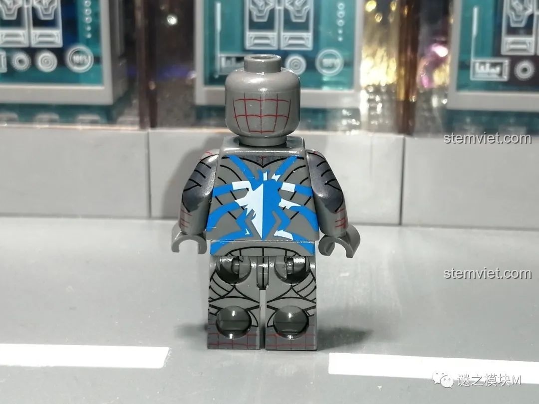 Mặt sau của minifigure Người Nhện SY1461 cánh tay máy, với thiết kế độc đáo và các chi tiết in ấn sắc nét.
