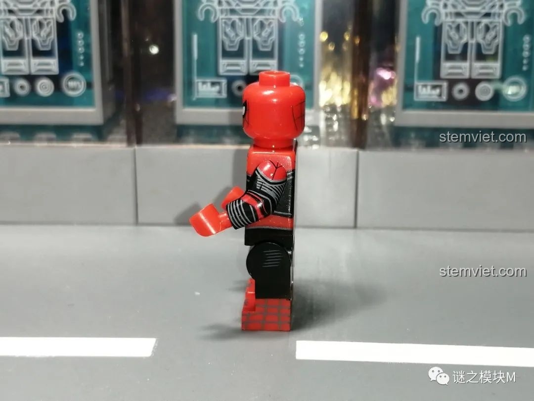 Góc nghiêng của minifigure Người Nhện SY1461 chiến phục đen đỏ, thể hiện rõ các chi tiết in ấn trên cánh tay và thân.