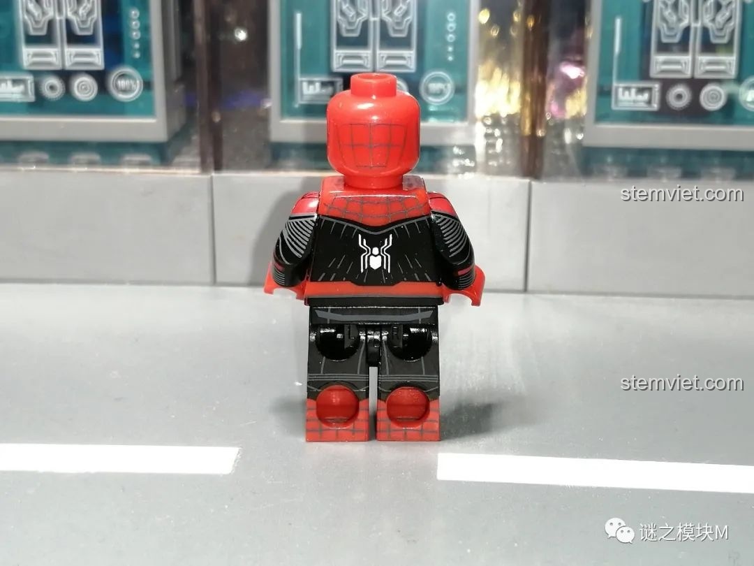 Mặt sau của minifigure Người Nhện SY1461 chiến phục đen đỏ, nổi bật với biểu tượng nhện lớn trên lưng.