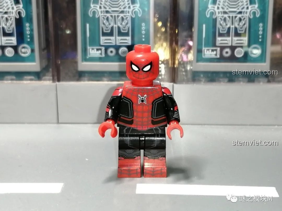 Minifigure Người Nhện SY1461 trong chiến phục đen đỏ, tái hiện trang phục từ phim Far From Home với chi tiết sắc nét.