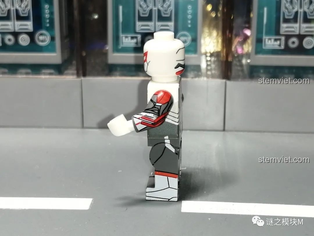 Góc nghiêng của minifigure Người Nhện SY1461 Cyber Spider-Man, thể hiện rõ các chi tiết in ấn trên trang phục và độ khít của mảnh ghép.