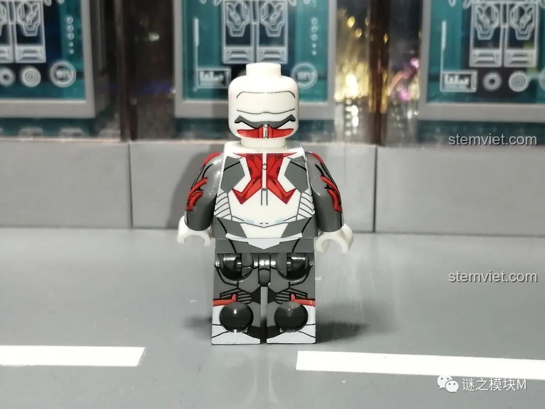 Mặt sau của minifigure Người Nhện SY1461 Cyber Spider-Man, với thiết kế độc đáo và các chi tiết in ấn sắc nét.