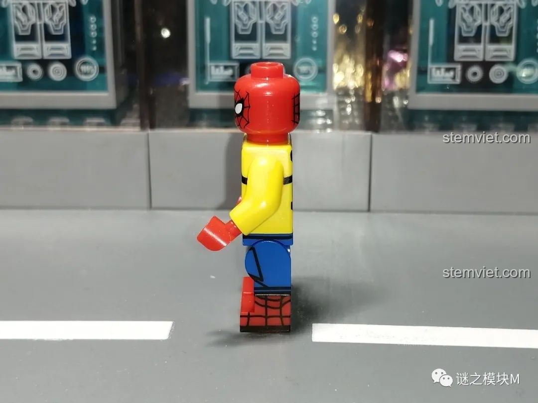 Góc nghiêng của minifigure Người Nhện SY1461 đồng phục học sinh, thể hiện rõ các chi tiết in ấn trên thân.