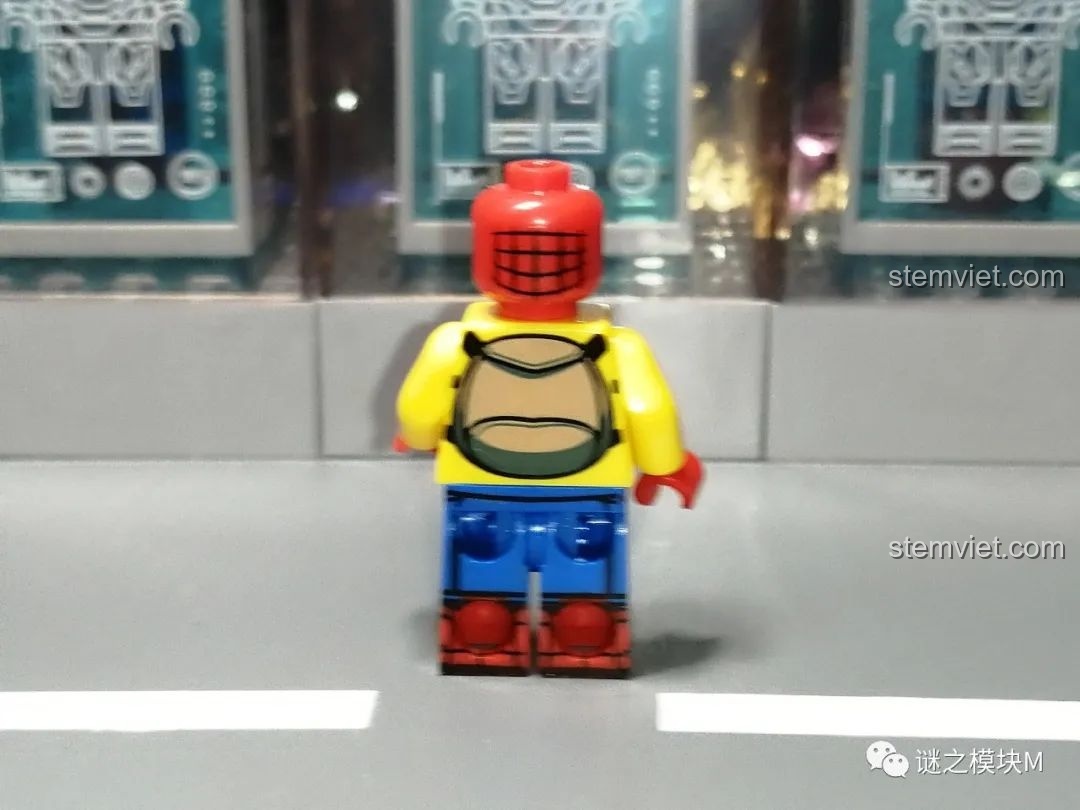 Mặt sau của minifigure Người Nhện SY1461 đồng phục học sinh, nổi bật với hình ảnh ba lô quen thuộc.