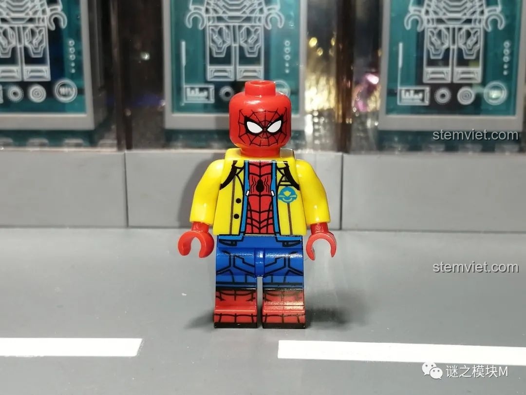 Minifigure Người Nhện SY1461 trong bộ đồng phục học sinh, tái hiện hình ảnh Peter Parker đời thường đáng yêu.