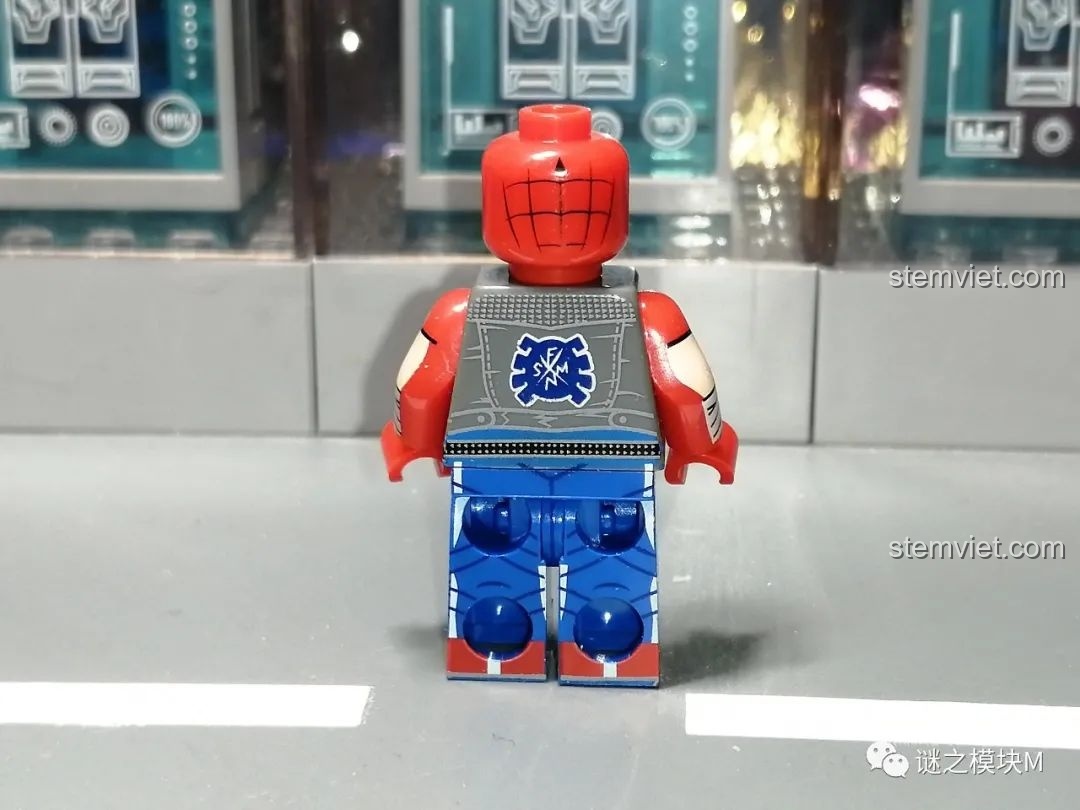 Góc nghiêng của minifigure Người Nhện SY1461 Fear Itself Suit, thể hiện rõ các chi tiết in ấn trên trang phục và độ khít của mảnh ghép.