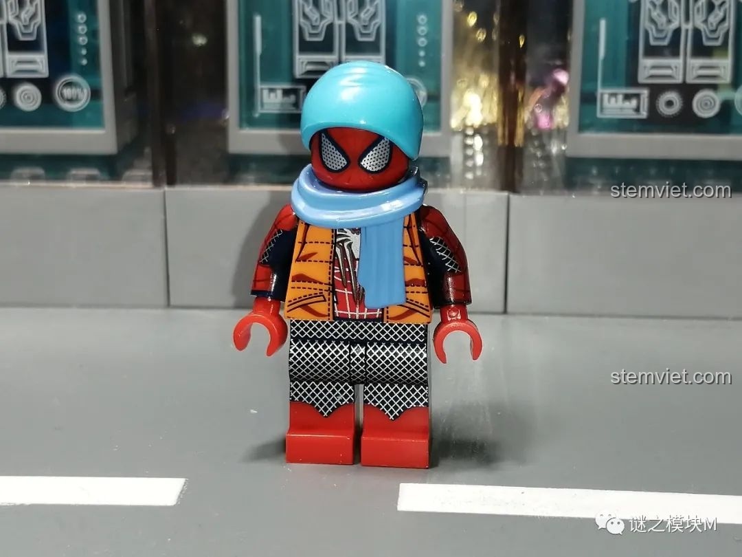 Mặt sau của minifigure Người Nhện SY1461 MK2, nổi bật với biểu tượng nhện và các chi tiết in ấn sắc nét.