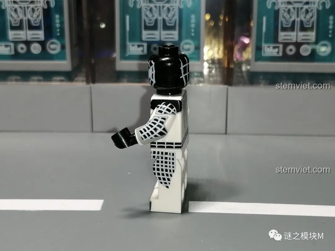 Góc nghiêng của minifigure Người Nhện SY1461 Negative Space Suit, thể hiện rõ các chi tiết lưới và đường nét trên trang phục.