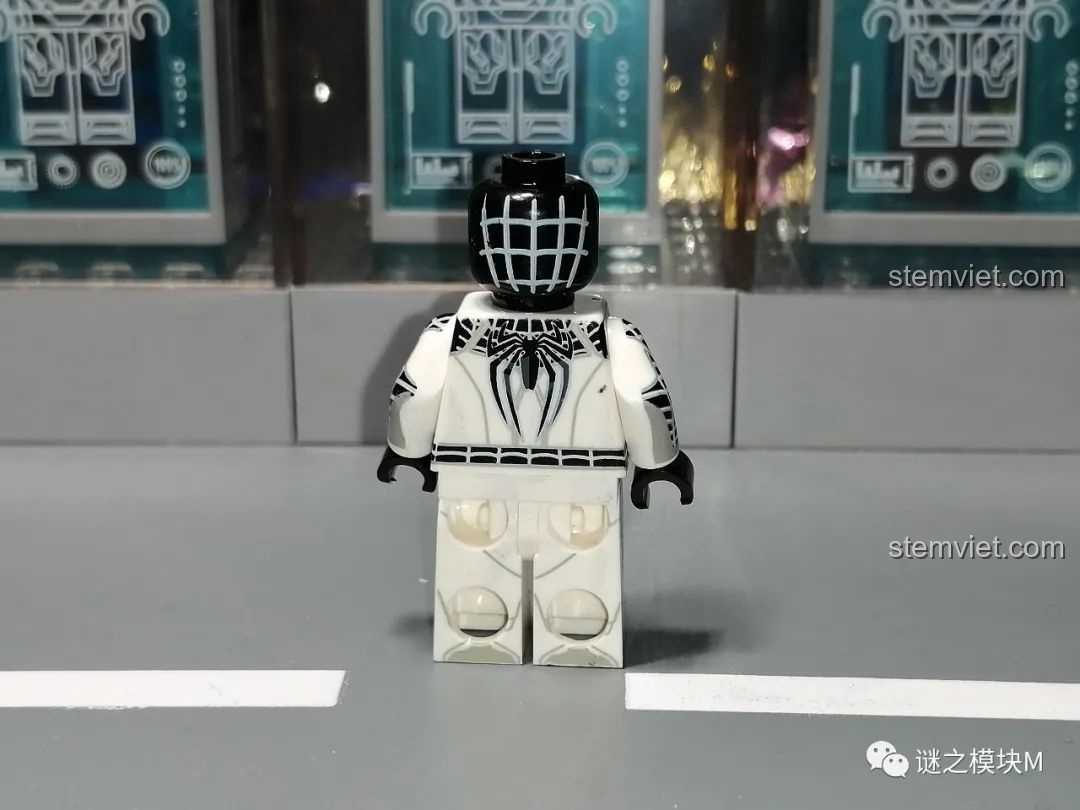 Mặt sau của minifigure Người Nhện SY1461 Negative Space Suit, nổi bật với biểu tượng nhện lớn và các chi tiết in ấn sắc nét.