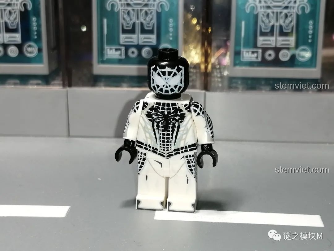 Minifigure Người Nhện SY1461 Negative Space Suit, với thiết kế trắng đen tương phản và biểu tượng nhện nổi bật.