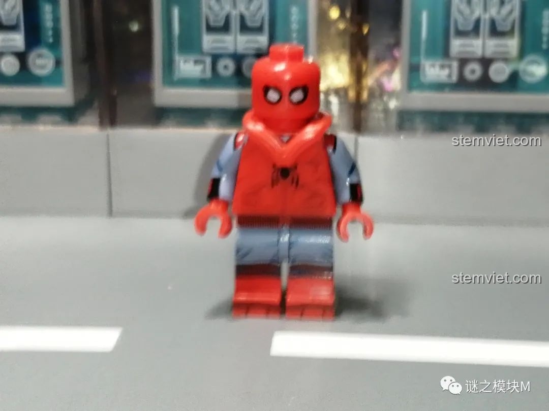 Góc nghiêng của minifigure Người Nhện SY1461 Punk Spider-Man, thể hiện rõ các chi tiết in ấn trên trang phục và phụ kiện.