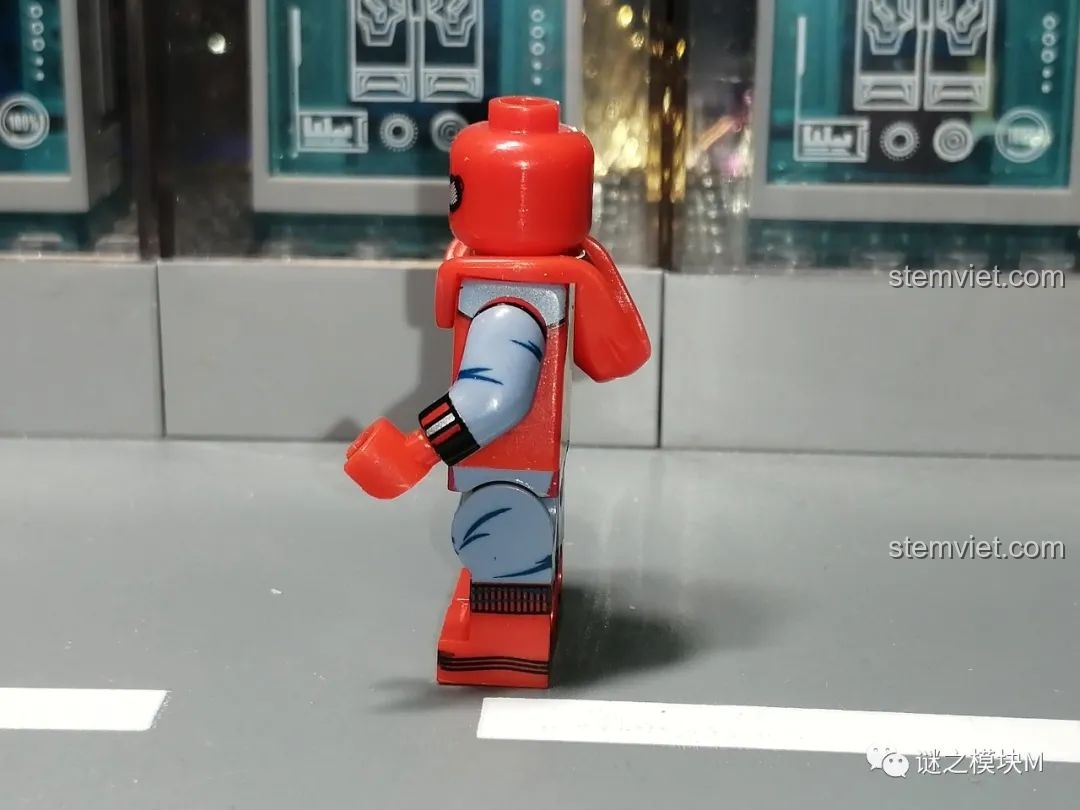 Mặt sau của minifigure Người Nhện SY1461 Punk Spider-Man, với thiết kế độc đáo và các chi tiết in ấn sắc nét.