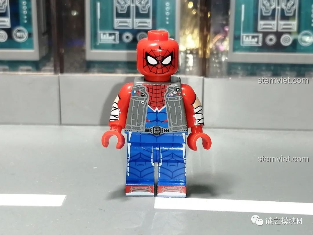 Mặt sau của minifigure Người Nhện SY1461 Secret Wars Suit, với thiết kế độc đáo và các chi tiết in ấn sắc nét.
