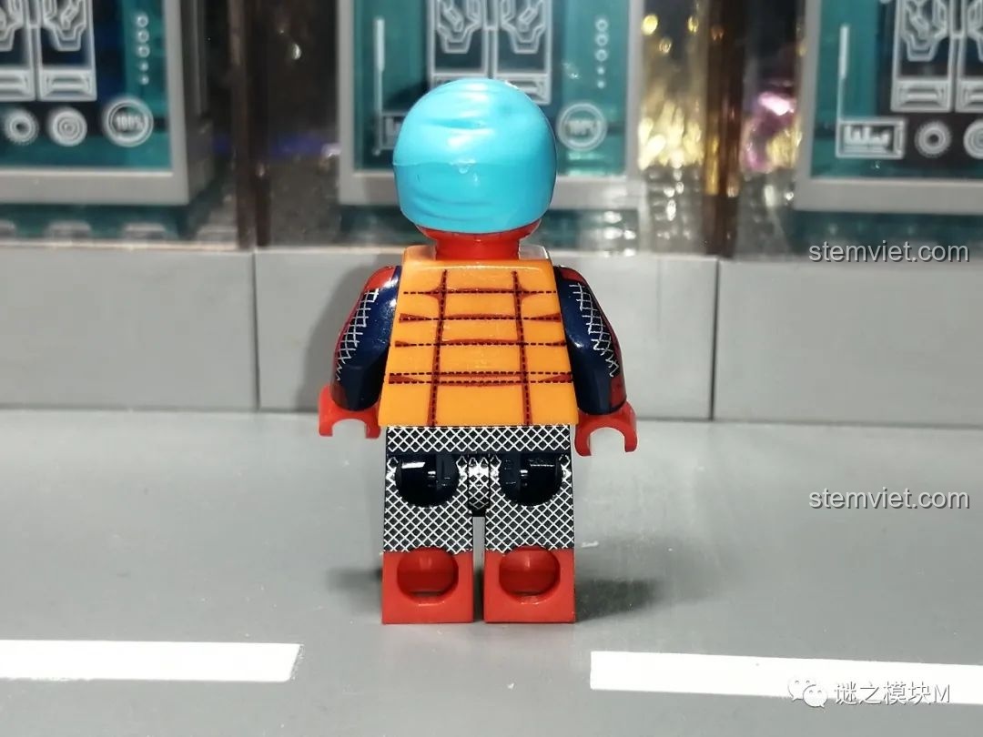 Góc nghiêng của minifigure Người Nhện SY1461 Spider-Man 2099, thể hiện rõ các chi tiết in ấn trên trang phục và độ khít của mảnh ghép.