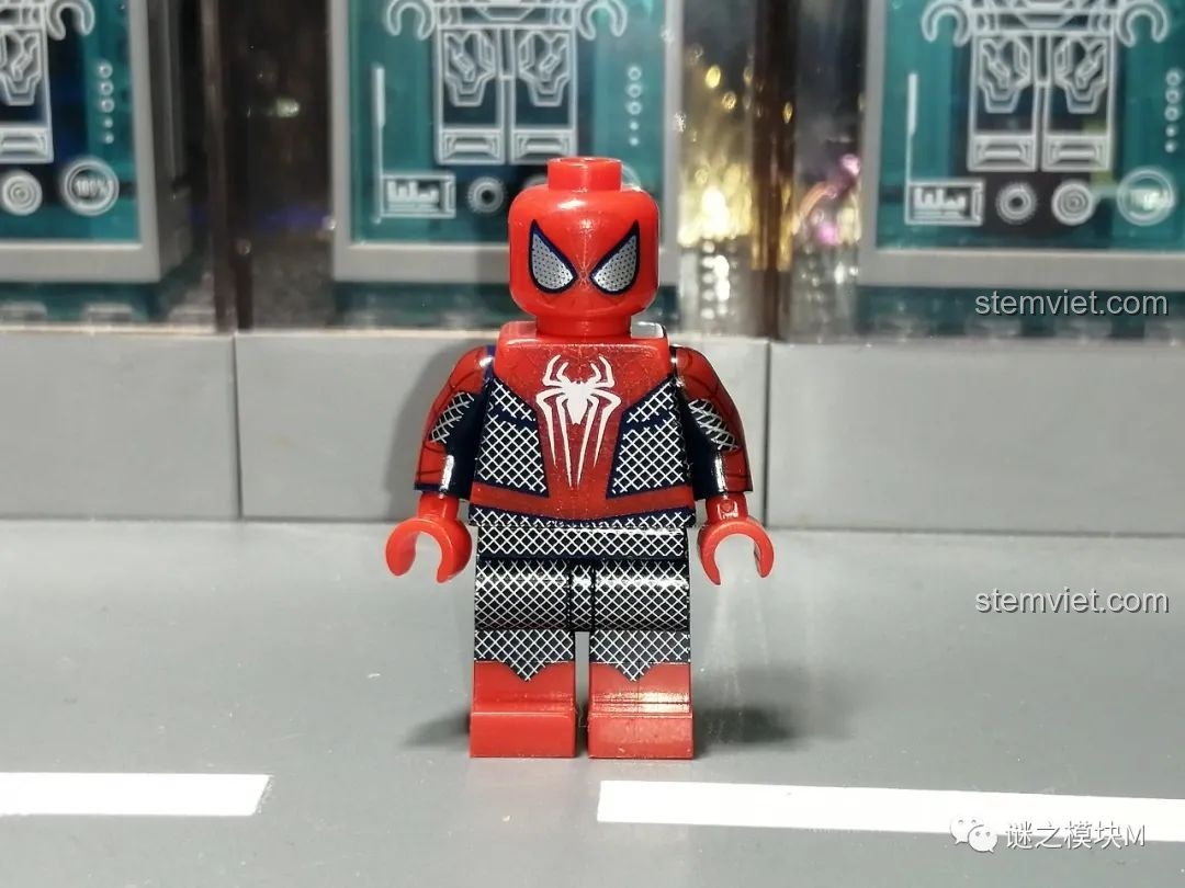 Mặt sau của minifigure Người Nhện SY1461 Spider-Man 2099, với thiết kế độc đáo và các chi tiết in ấn sắc nét.