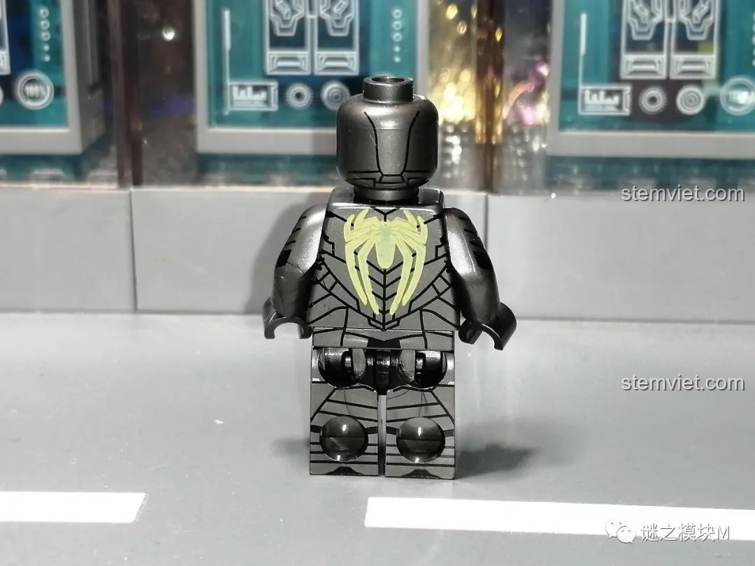 Góc nghiêng của minifigure Người Nhện SY1461 Stealth Suit, thể hiện rõ các chi tiết trên trang phục và độ khít của mảnh ghép.