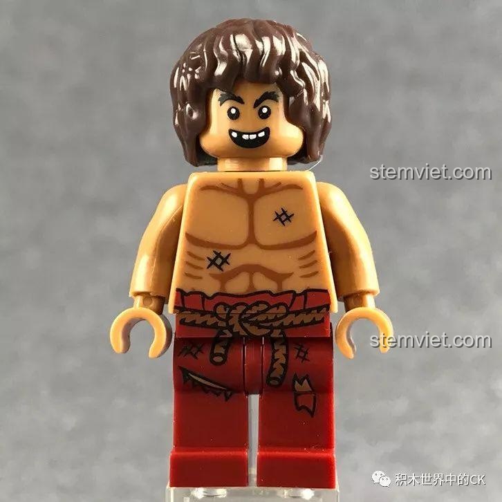 Cận cảnh minifigure người tị nạn trong bộ SEMBO 603013 với mái tóc xù và nụ cười bí ẩn.