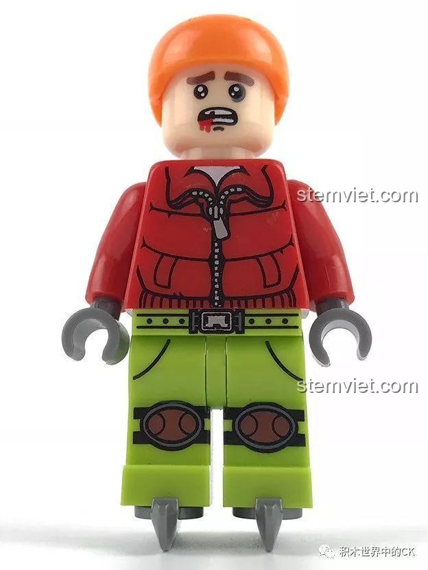 Cận cảnh minifigure người trượt băng bị thương trong bộ SY 9513, với biểu cảm hài hước và trang phục mùa đông.