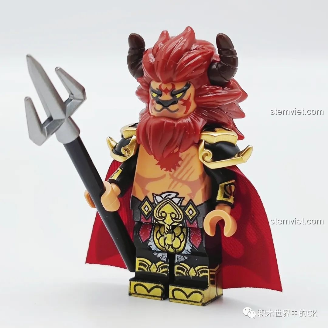 Minifigure Ngưu Ma Vương đã lắp ráp hoàn chỉnh, tay cầm đinh ba, áo choàng đỏ, vẻ ngoài dũng mãnh.