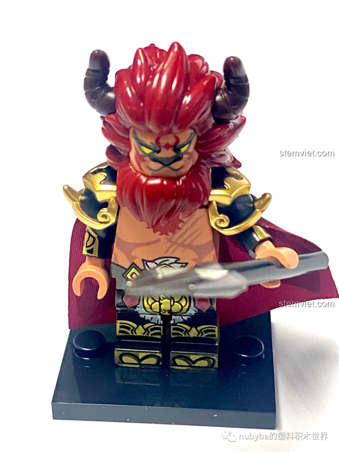 Minifigure Ngưu Ma Vương sau khi lắp ráp hoàn chỉnh, đứng trên đế trưng bày với vẻ ngoài dũng mãnh và bộ giáp ấn tượng.