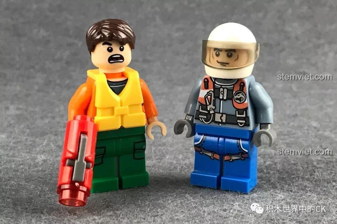 Cận cảnh minifigure nhà khoa học biển trong bộ SEMBO 603016 với biểu cảm hoảng sợ và áo phao vàng.