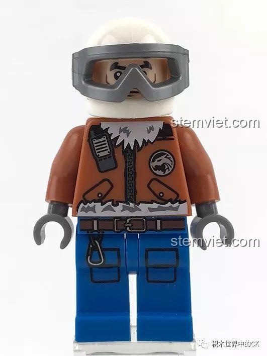 Cận cảnh minifigure nhân viên y tế Willian Lin trong bộ SY SD9513 với trang phục và kính bảo hộ mùa đông.