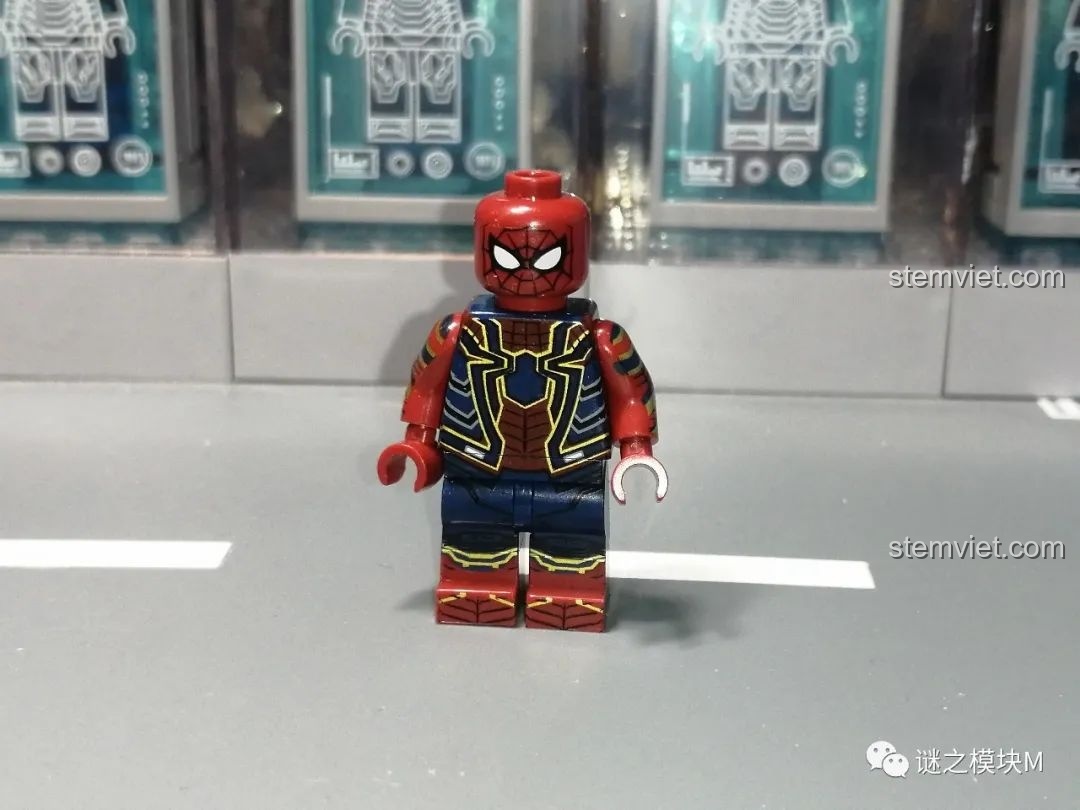 Minifigure Night Monkey, biệt danh của Người Nhện khi hoạt động ở châu Âu, có trong bộ SY1461.