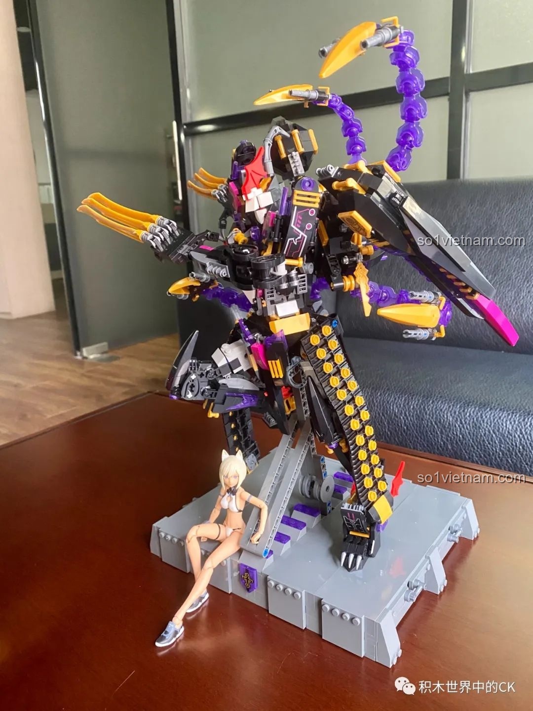 Minifigure nữ ngồi cạnh mô hình robot Kỵ Sĩ Tai Ương 67010, tạo dáng đầy cá tính, làm nổi bật kích thước của robot.