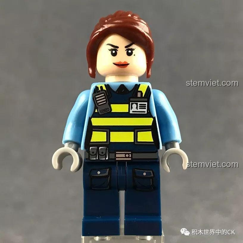 Cận cảnh minifigure nữ cảnh sát Xuân Hoa trong bộ SEMBO 603014 với áo giáp và tóc nâu.