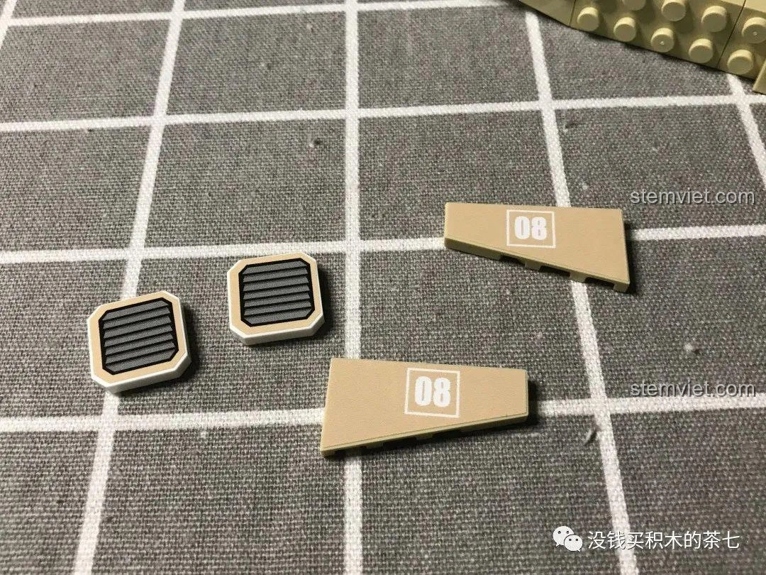 Minifigure nữ lính quân sự đi kèm bộ đồ chơi lắp ráp Xe Tăng Challenger 2 FV 4034 JIAZHI 0105 nhìn từ cạnh bên, cho thấy chi tiết trang phục.