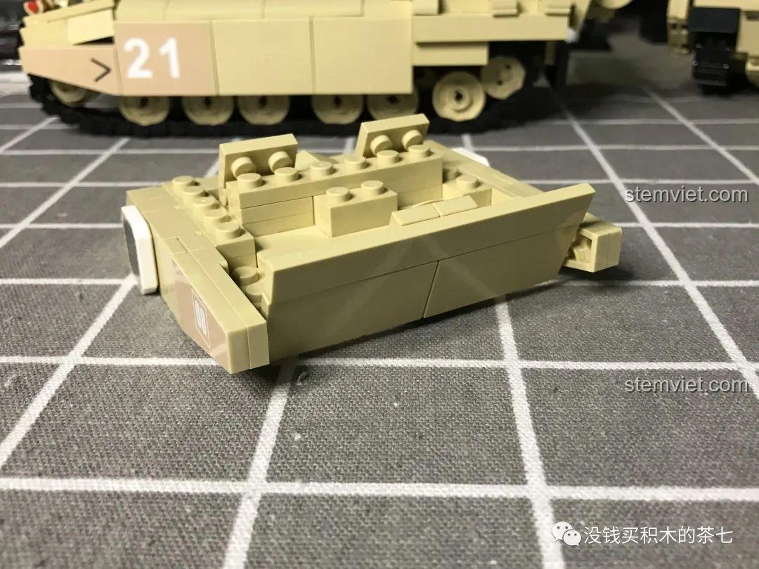 Minifigure nữ lính quân sự đi kèm bộ đồ chơi lắp ráp Xe Tăng Challenger 2 FV 4034 JIAZHI 0105 nhìn từ góc khác, thể hiện sự linh hoạt.