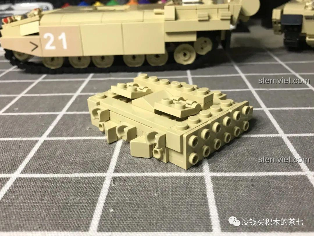 Minifigure nữ lính quân sự đi kèm bộ đồ chơi lắp ráp Xe Tăng Challenger 2 FV 4034 JIAZHI 0105, với trang phục rằn ri chi tiết.