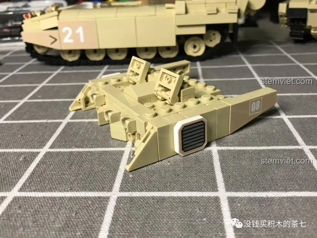 Minifigure nữ lính quân sự đi kèm bộ đồ chơi lắp ráp Xe Tăng Challenger 2 FV 4034 JIAZHI 0105 nhìn từ phía sau, với chi tiết ba lô.