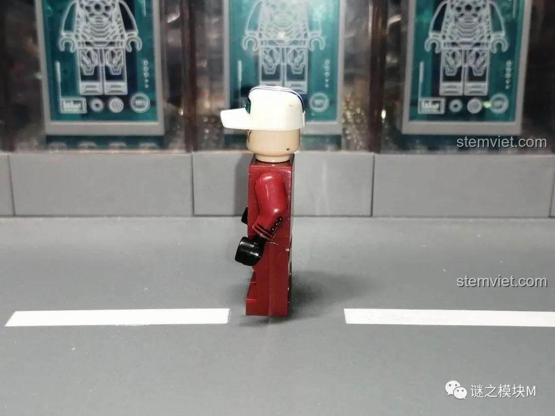 Góc nhìn bên cạnh của minifigure Akainu, cho thấy chi tiết chiếc mũ và đồng phục.