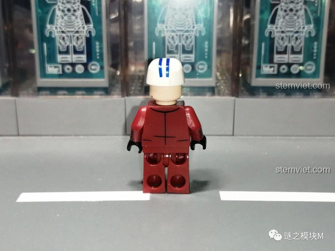 Mặt sau của minifigure Akainu trong bộ đồng phục hải quân màu đỏ.