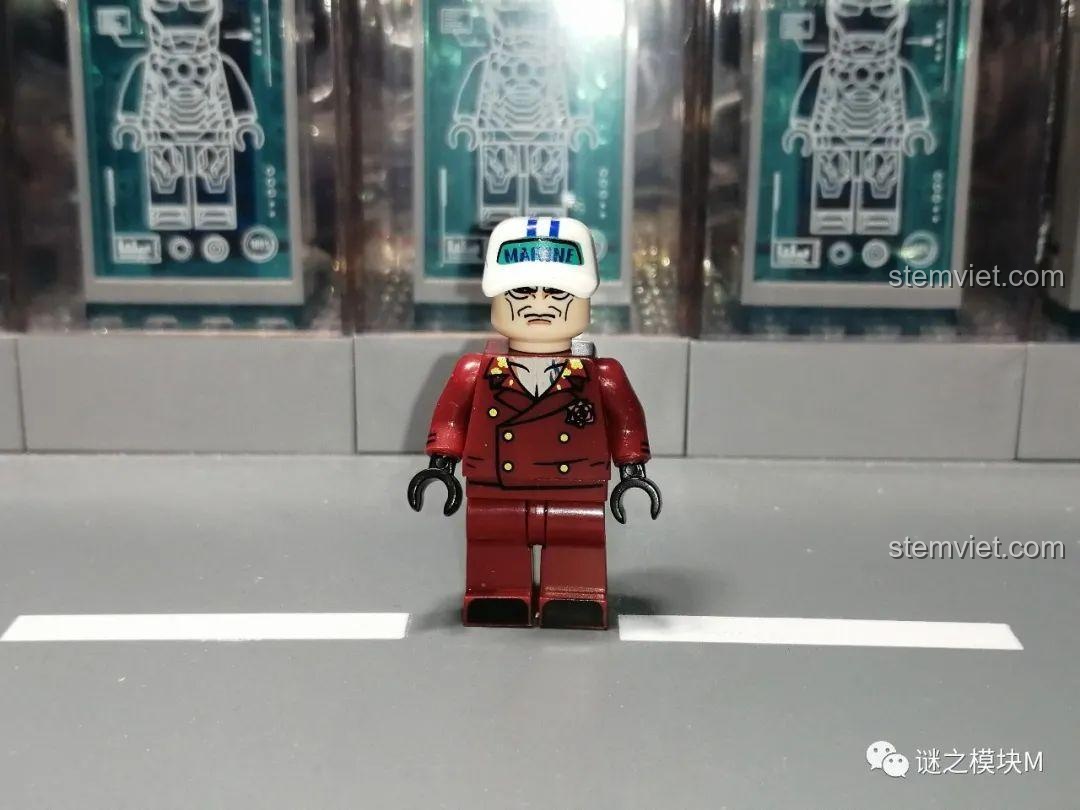 Minifigure Đô đốc Akainu trong bộ sưu tập One Piece, mặc đồng phục hải quân màu đỏ.