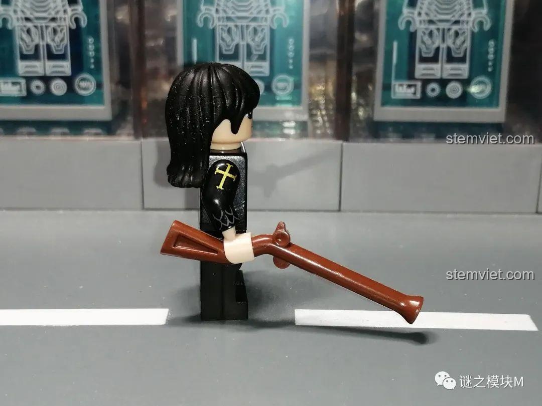 Góc nhìn bên cạnh của minifigure Boa Hancock, cho thấy chi tiết hình xăm trên cánh tay.