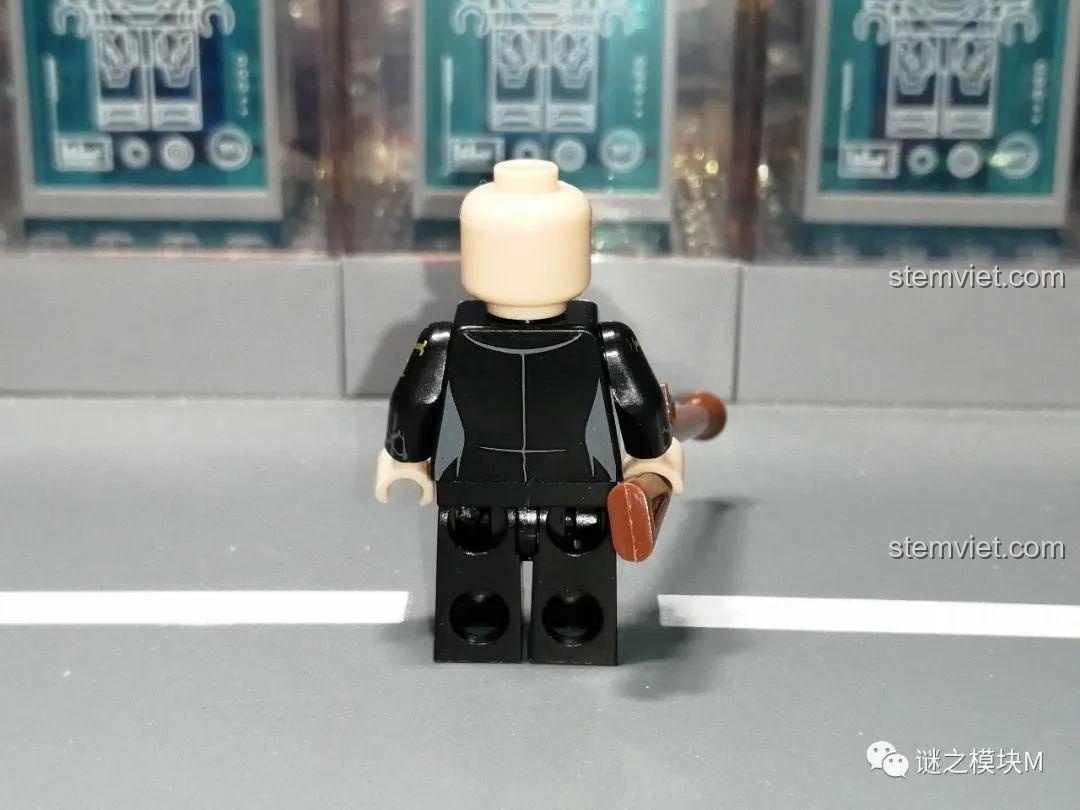 Mặt sau của minifigure Boa Hancock, tập trung vào mái tóc đen dài và trang phục.