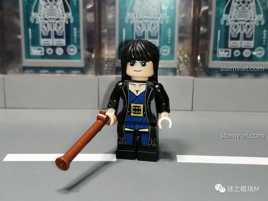 Minifigure Nữ hoàng Hải tặc Boa Hancock trong bộ sưu tập One Piece, mặc trang phục đen quyến rũ.