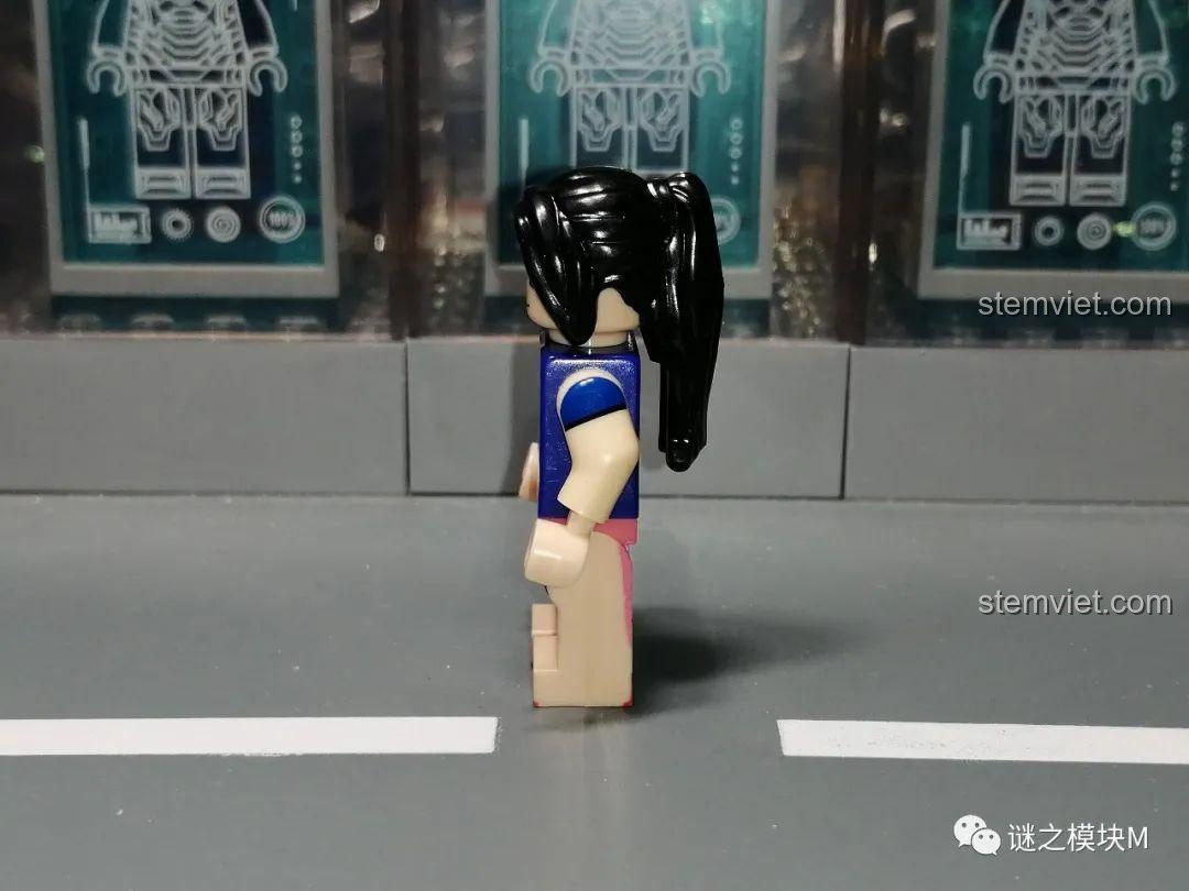 Góc nhìn bên cạnh của minifigure Boa Hancock với mái tóc đuôi ngựa và trang phục thường ngày.