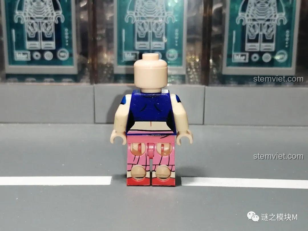 Mặt sau của minifigure Boa Hancock trong trang phục thường ngày, với các chi tiết in trên quần.