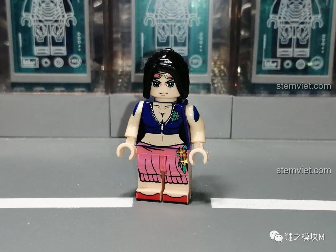 Một phiên bản khác của minifigure Boa Hancock trong bộ sưu tập One Piece, với trang phục thường ngày.