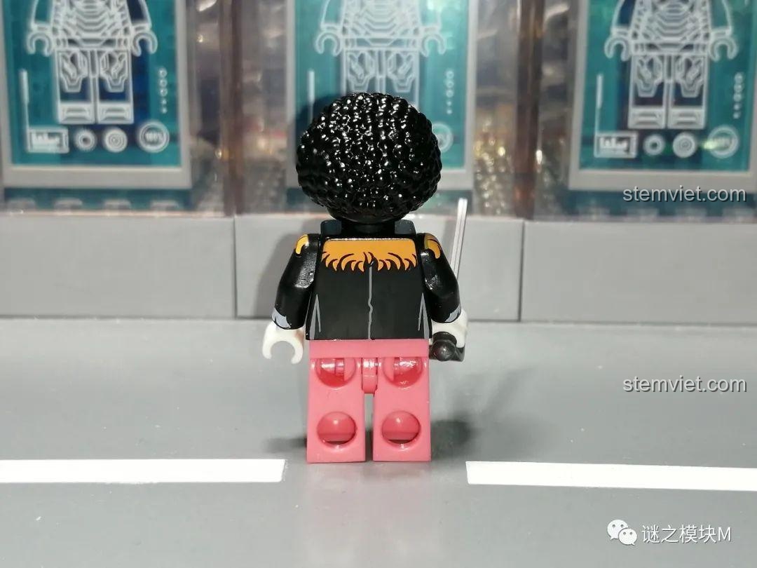 Mặt sau của minifigure Brook, với chi tiết in hình cây đàn guitar trên lưng áo.