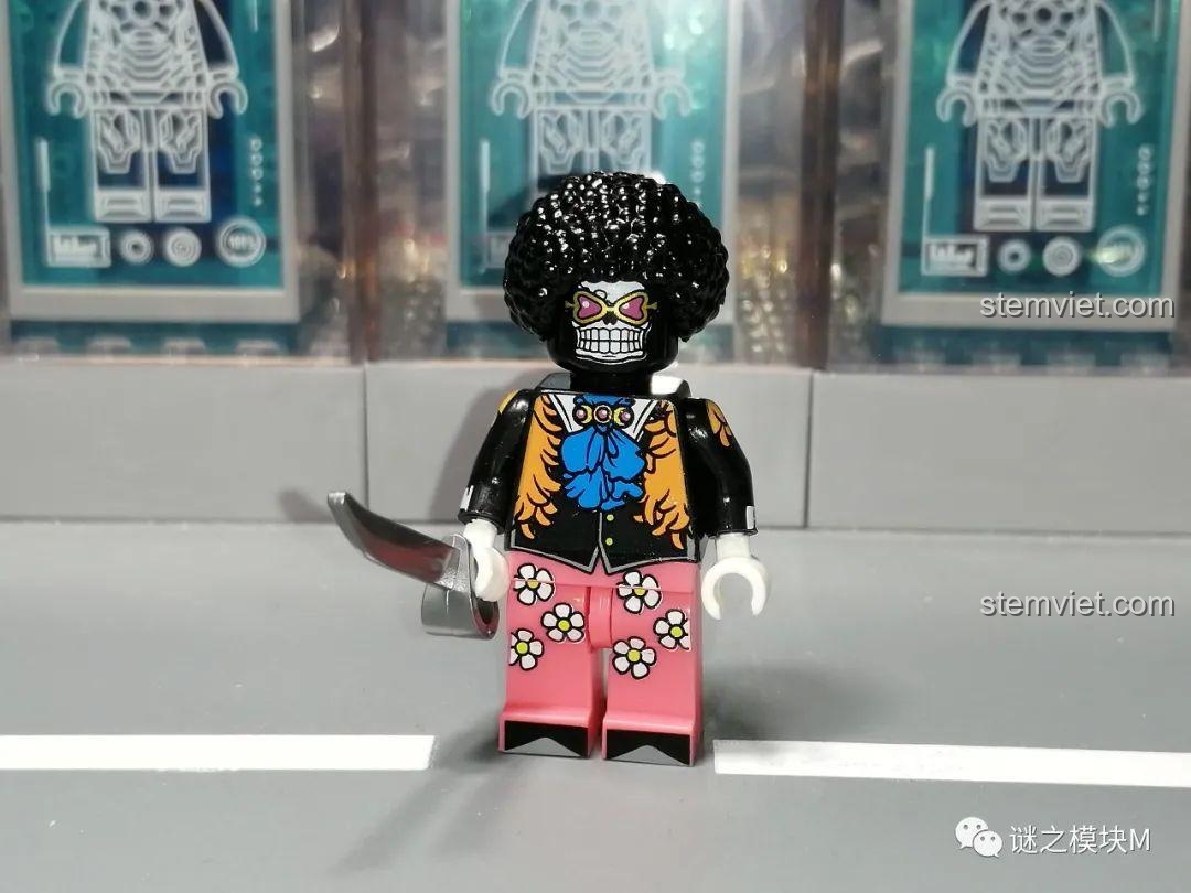 Minifigure nhạc công Brook trong bộ sưu tập One Piece, với mái tóc xù và trang phục sặc sỡ.