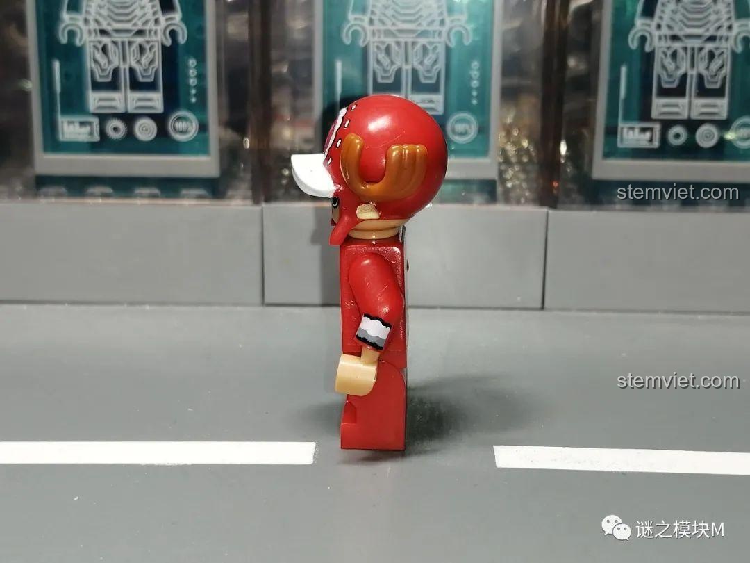 Góc nhìn bên cạnh của minifigure Chopper phiên bản Giáng sinh, thể hiện chi tiết in trên tay áo.