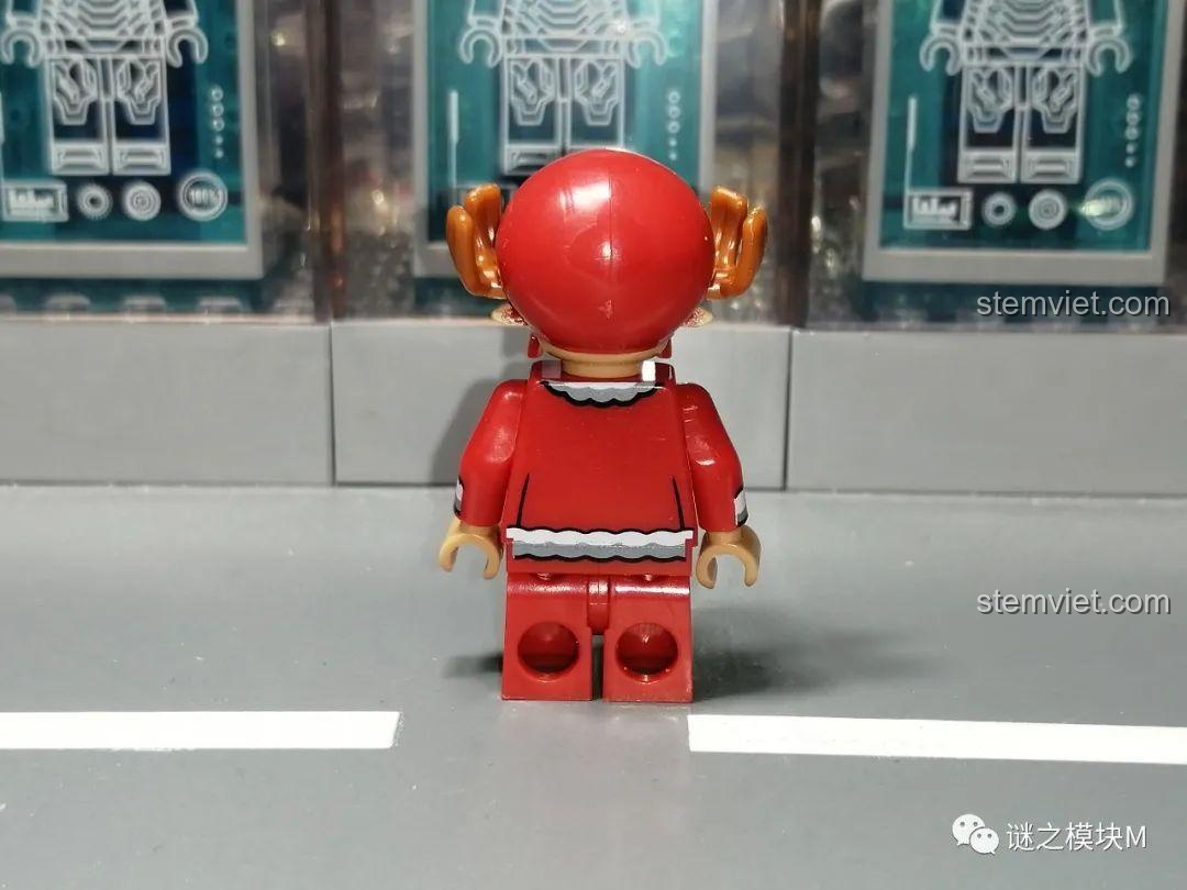 Mặt sau của minifigure Chopper phiên bản Giáng sinh, với chiếc mũ đỏ và bộ đồ tuần lộc.